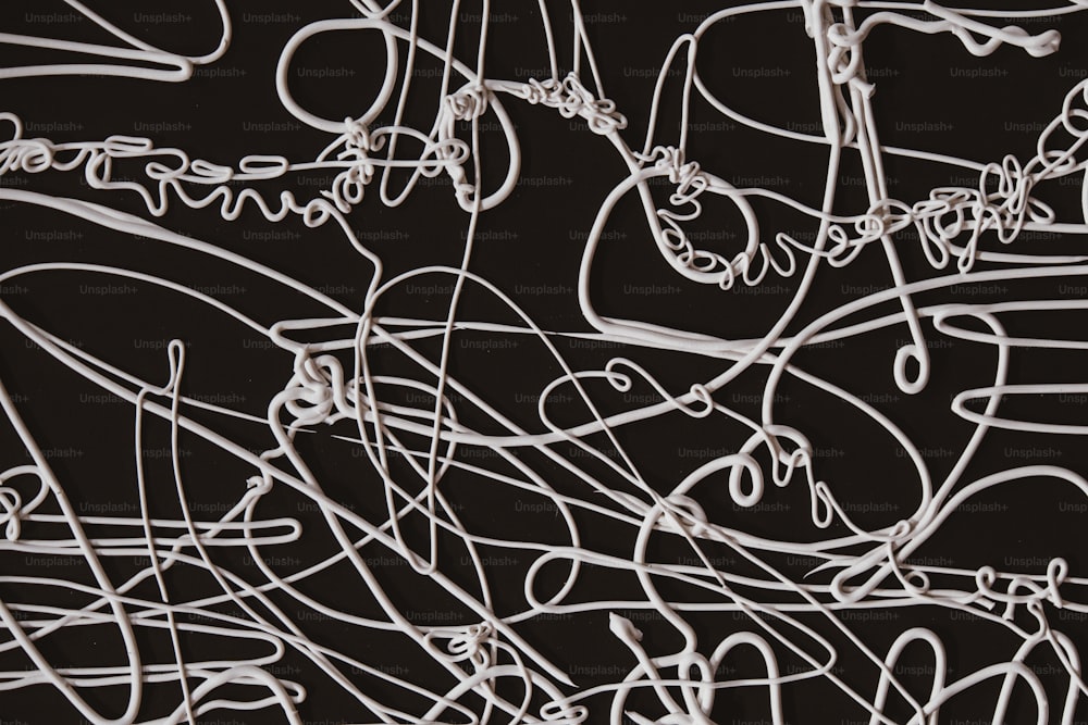 una foto in bianco e nero di un mazzo di fili