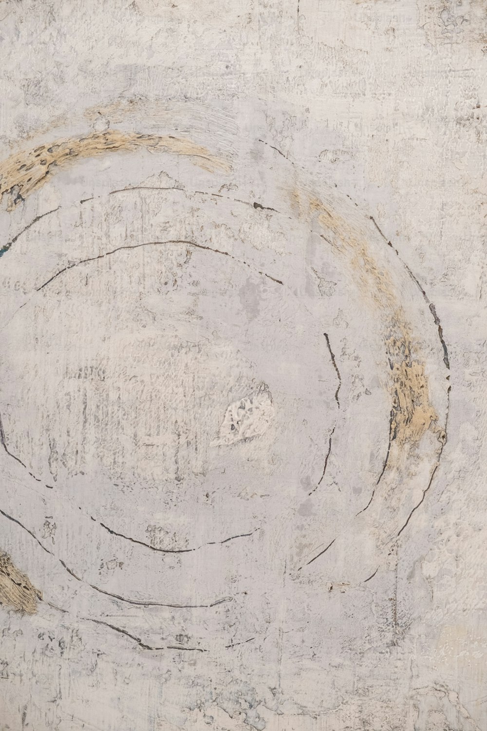 壁に描かれた円の抽象画