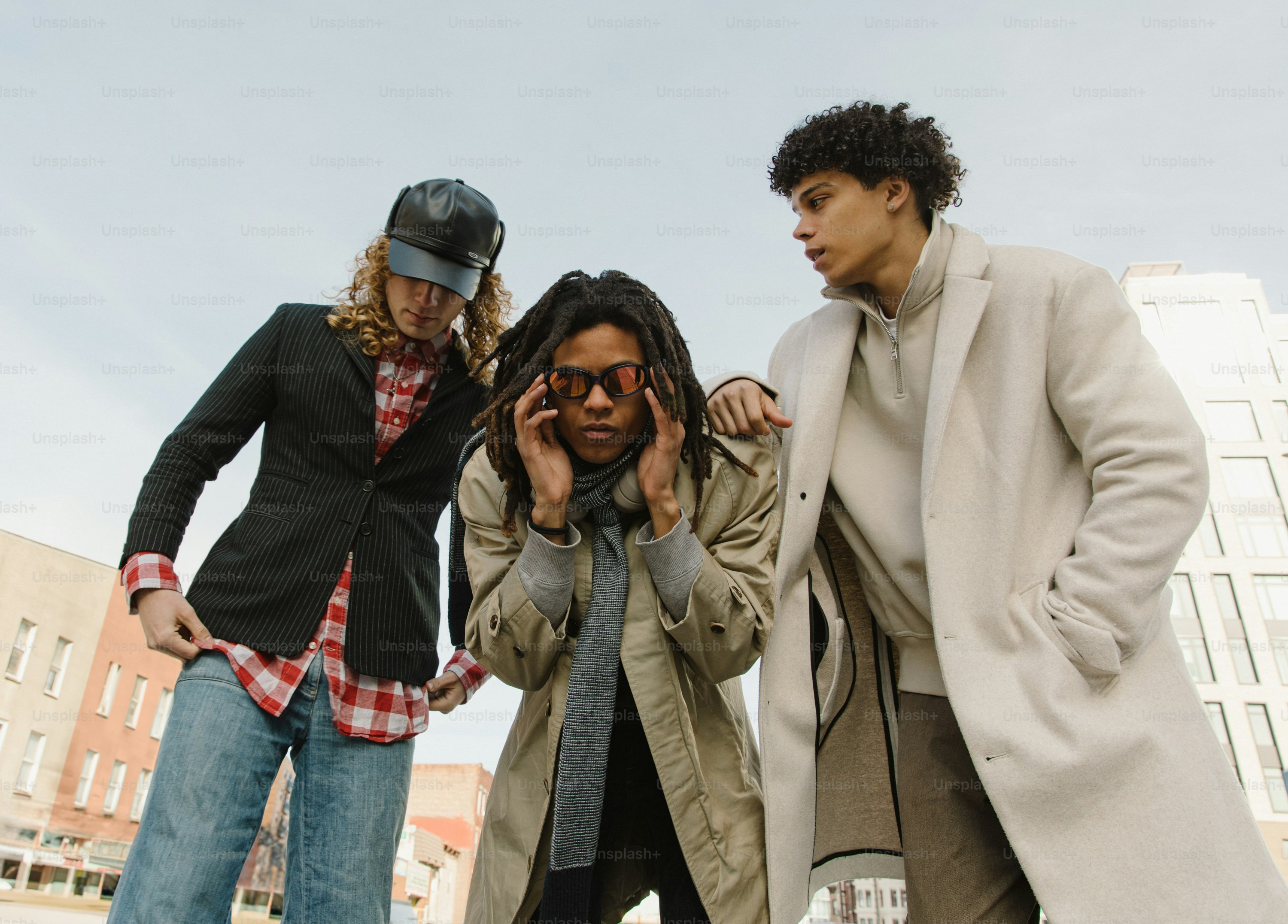 Un grupo de jóvenes parados uno al lado del otro