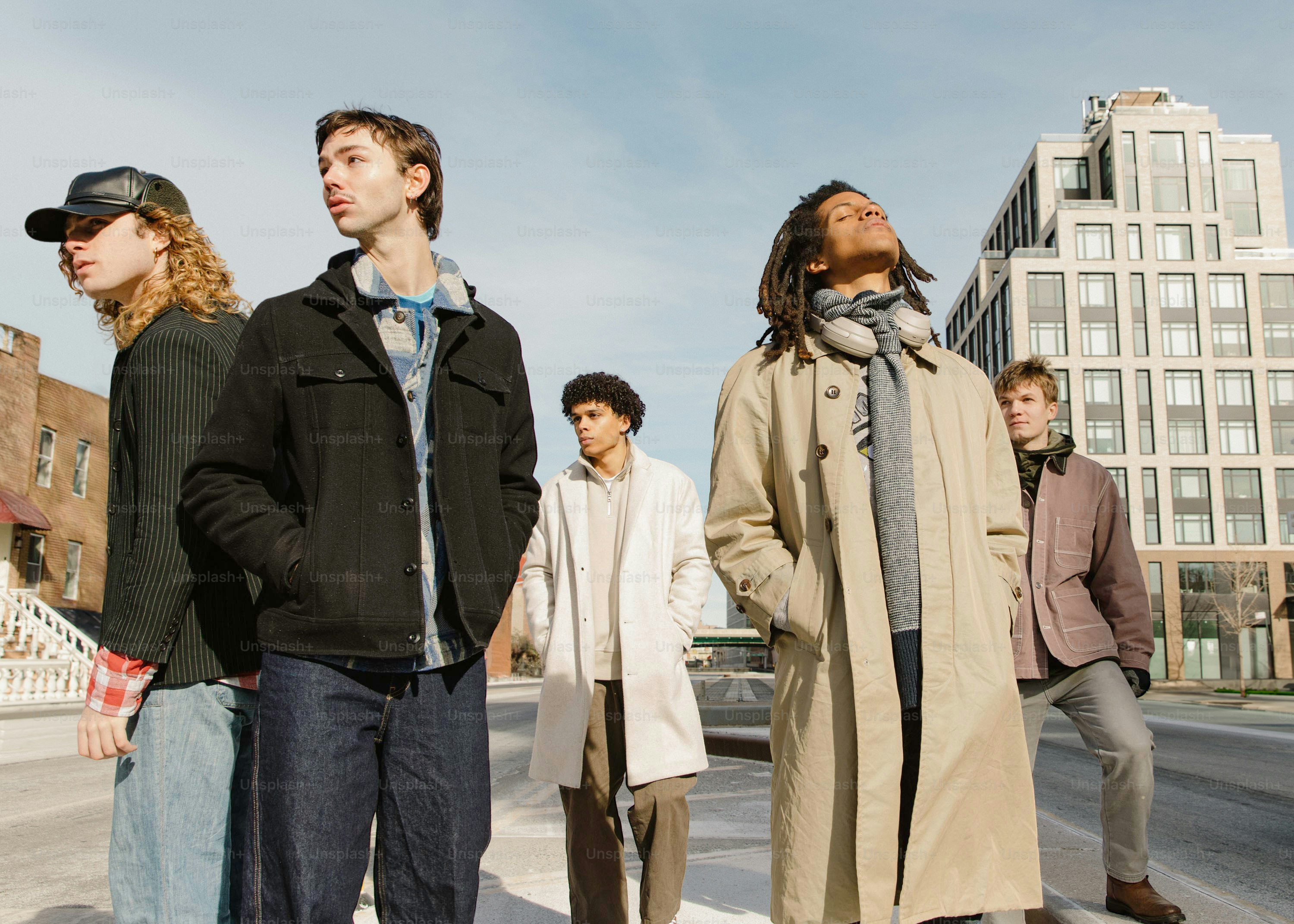 隣り合って立っている若い男性のグループ