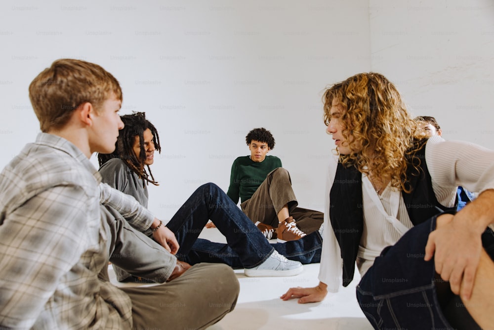 um grupo de jovens sentados em círculo