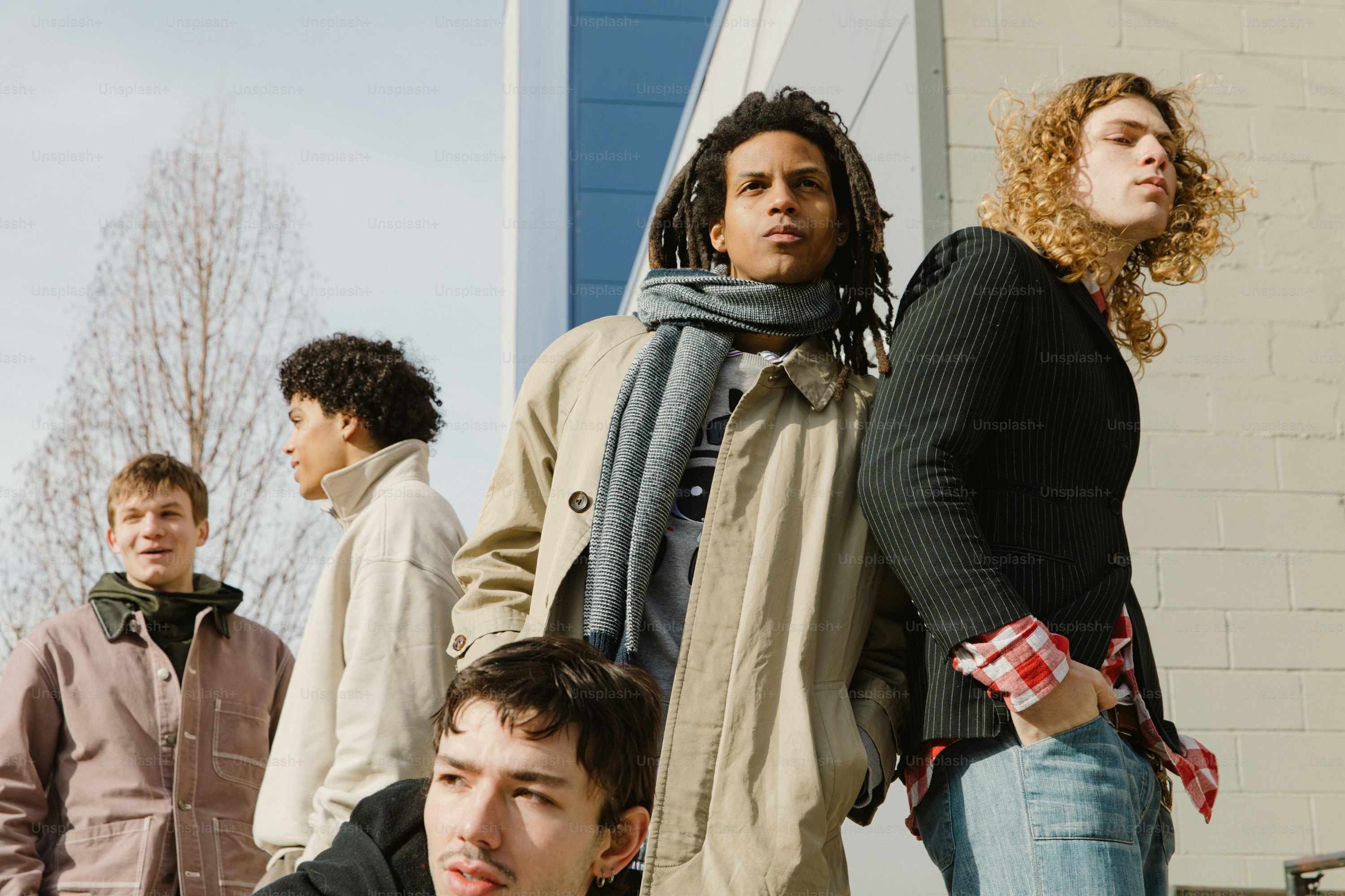 Un grupo de jóvenes parados uno al lado del otro