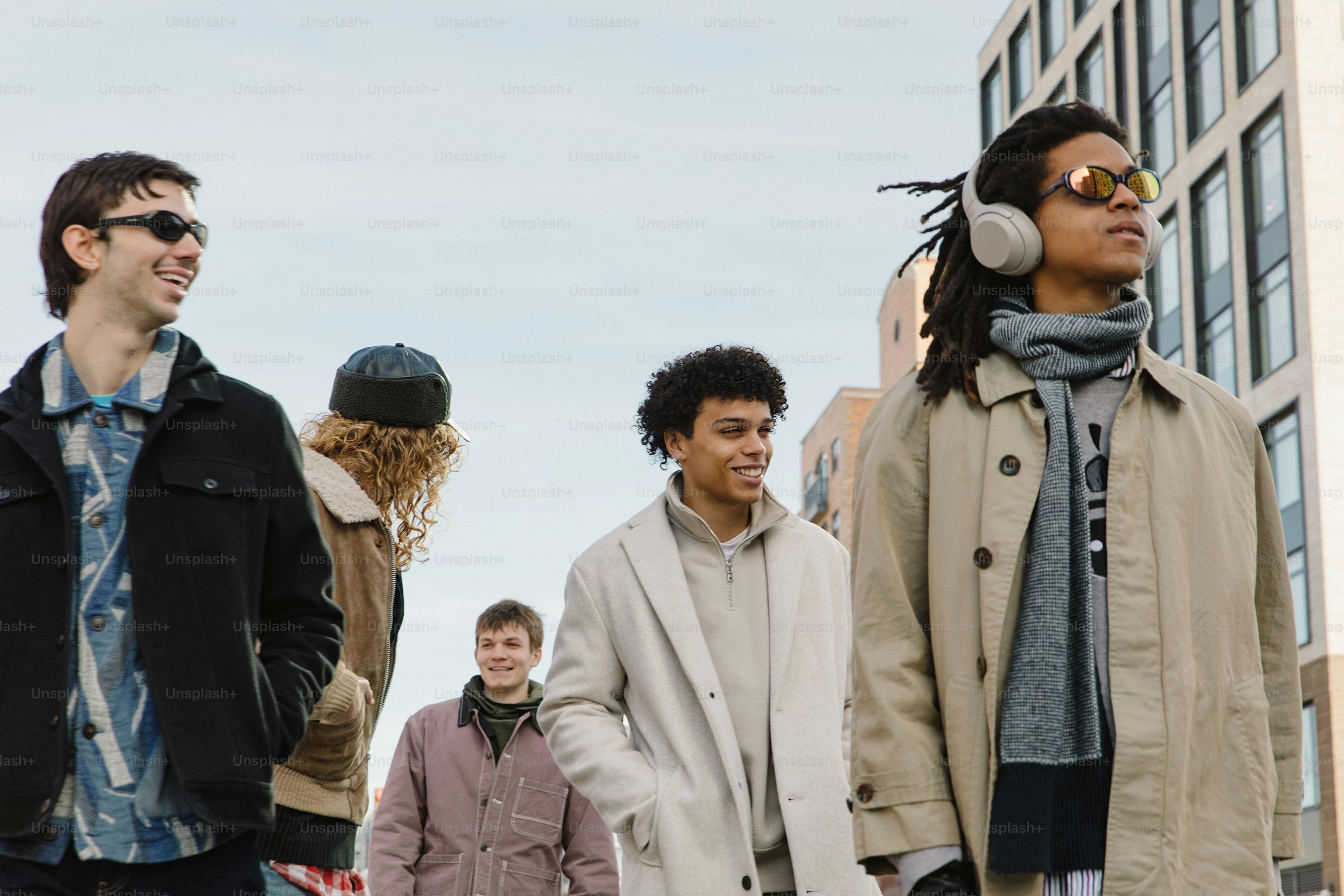 Un grupo de jóvenes parados uno al lado del otro