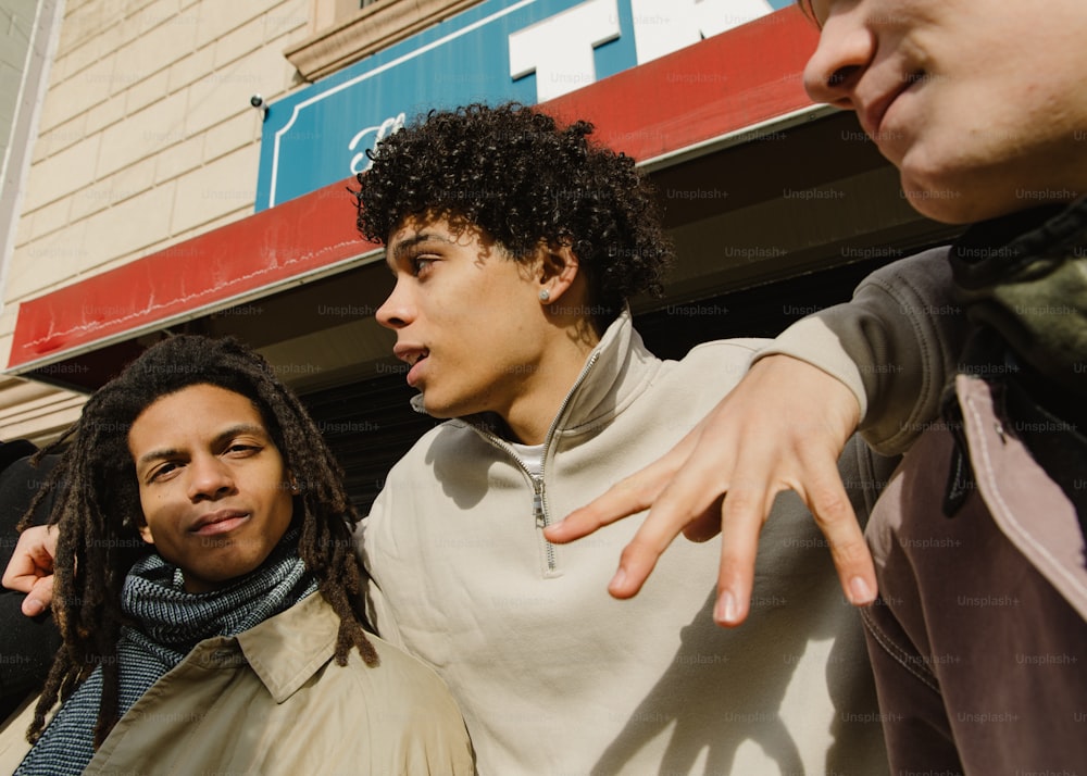 un groupe de jeunes hommes debout les uns à côté des autres