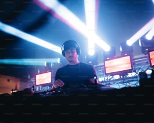 Ein Mann in einem DJ-Pult mit Kopfhörern