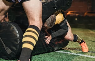 Un joueur de football est au sol avec sa jambe au sol