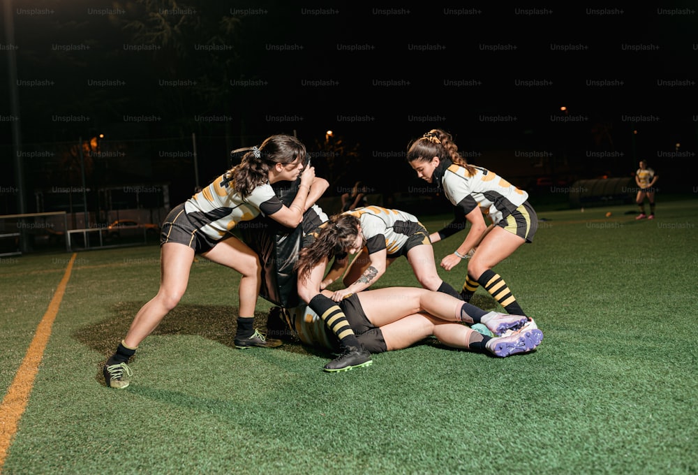 Un grupo de mujeres jóvenes jugando un partido de fútbol