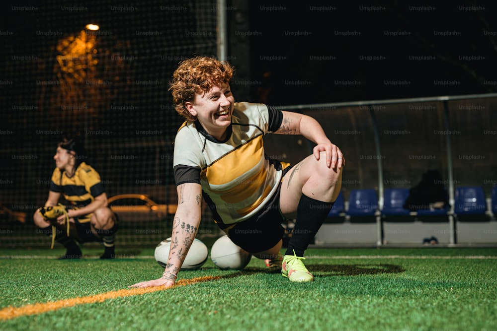 Un hombre arrodillado en lo alto de un campo de fútbol