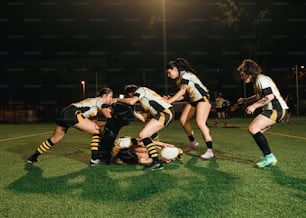un groupe de jeunes femmes jouant à un match de football