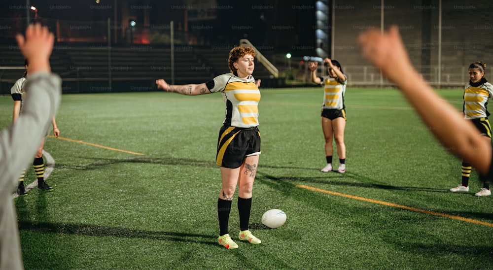 축구 경기를 하고 있는 한 무리의 젊은 여성들