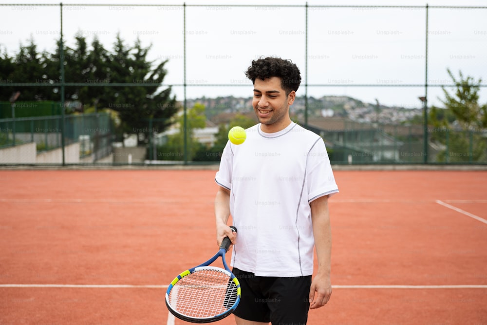 ein Mann hält einen Tennisschläger auf einem Tennisplatz