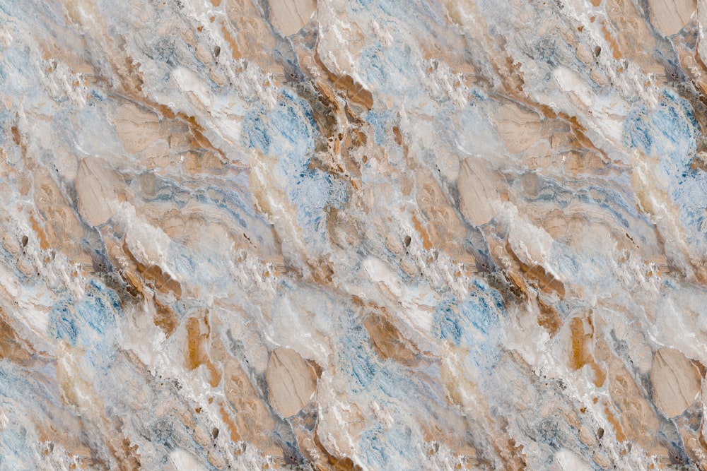 um close up de uma superfície marmorizada com cores marrom, azul e branca
