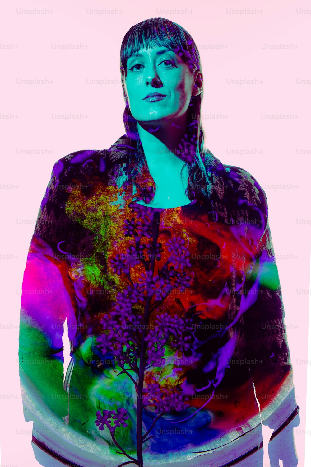 Une femme dans une veste colorée pose pour une photo