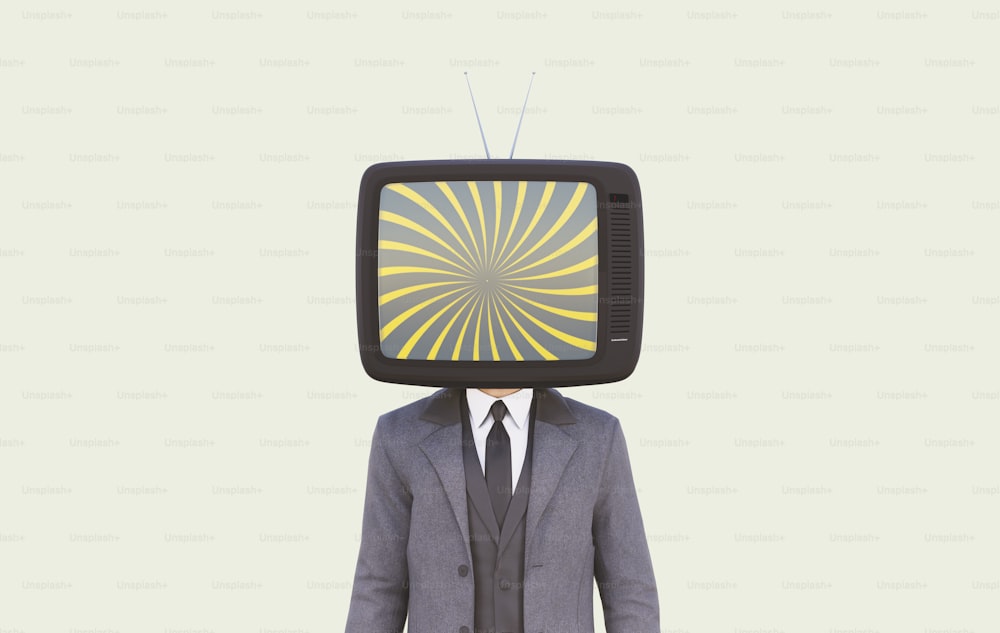 スーツ�にネクタイ姿の男性がテレビの前に立つ