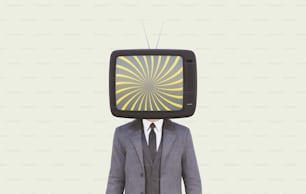 Un hombre vestido con traje y corbata parado frente a un televisor