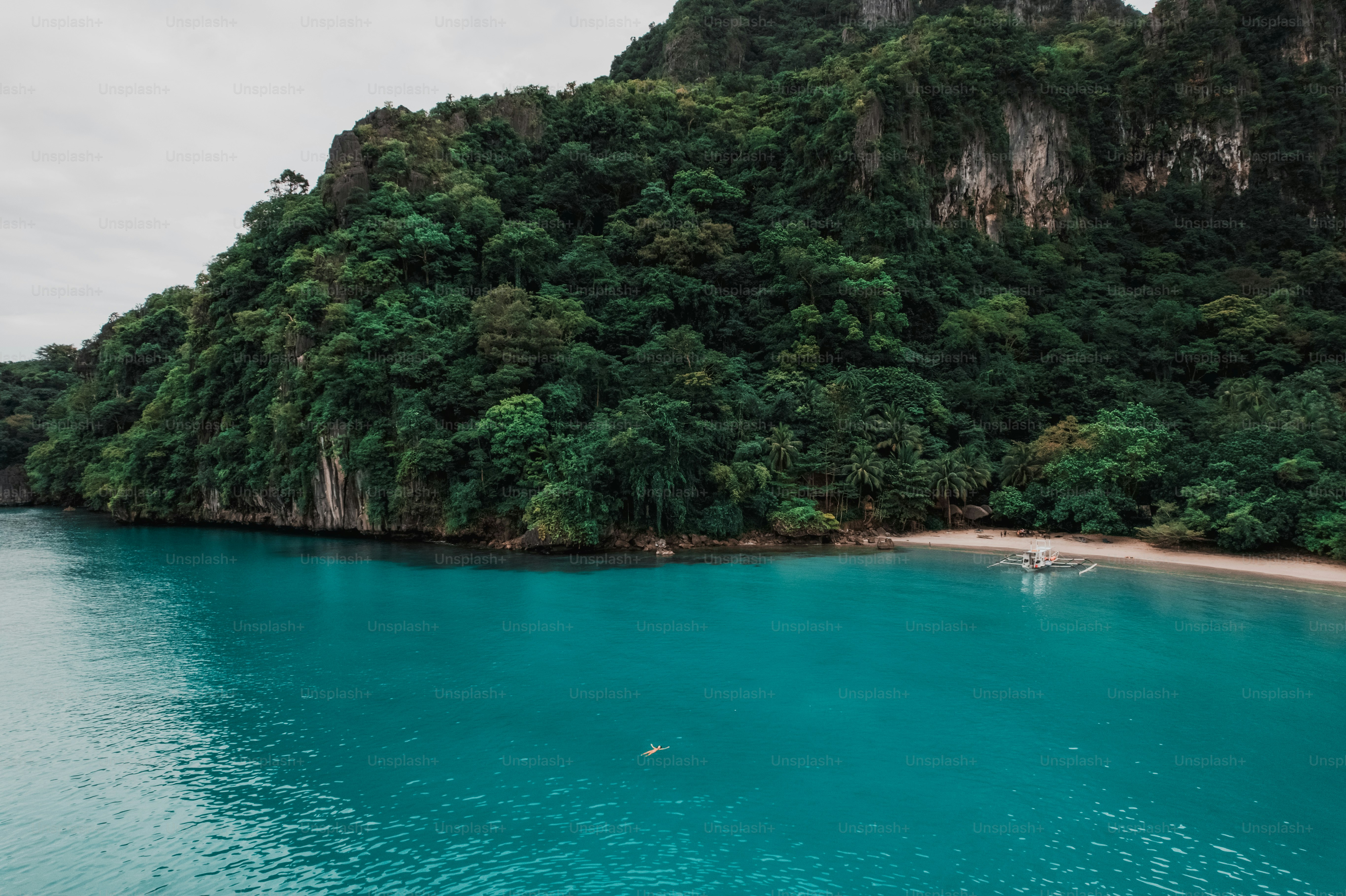 ein Boot in einem Gewässer in der Nähe eines Berges