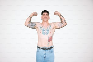 Un hombre con tatuajes en los brazos y el pecho