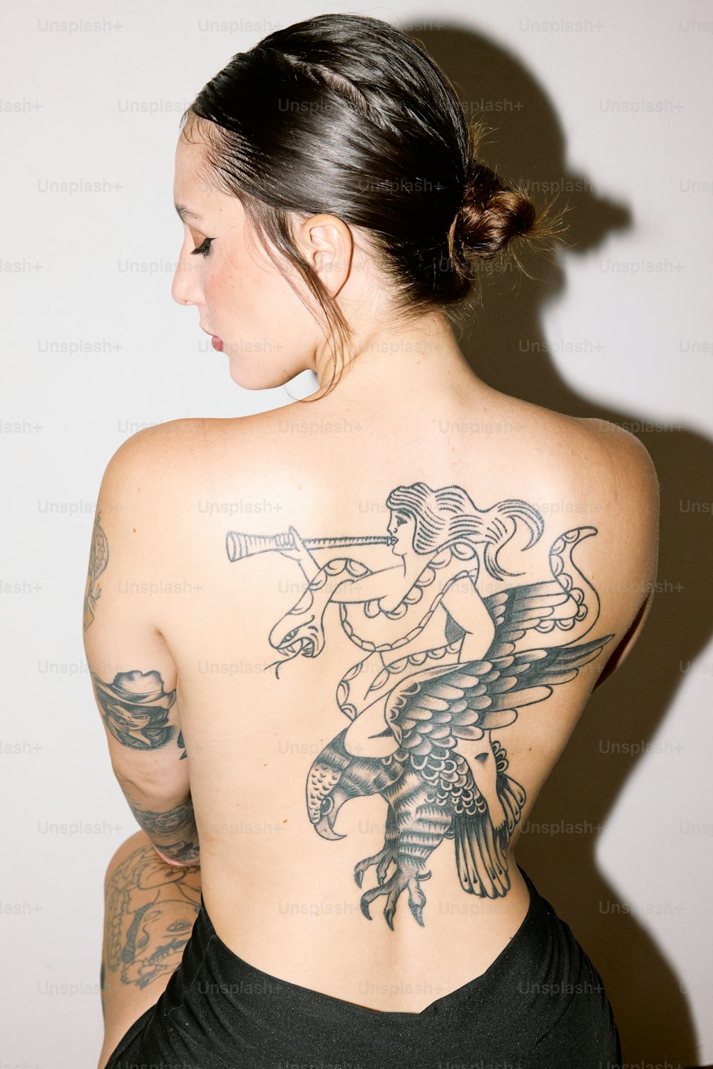 Una mujer con un tatuaje en la espalda