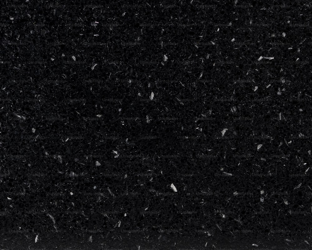 Una foto in bianco e nero di fiocchi di neve