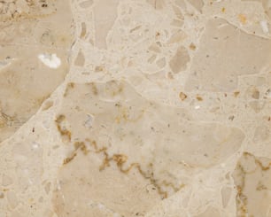 Un primer plano de una superficie de mármol con motas marrones y blancas