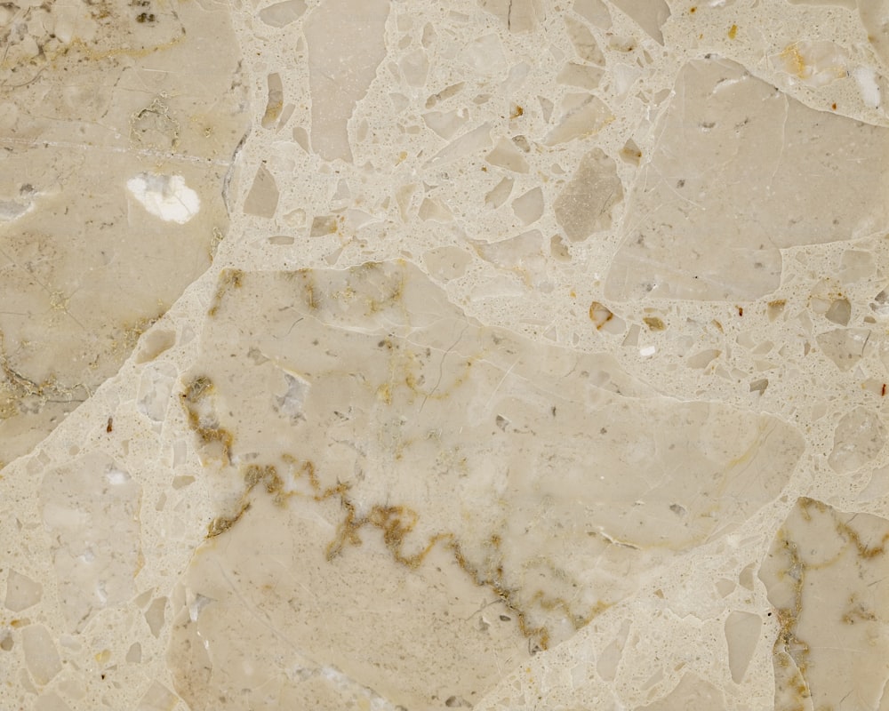 un primo piano di una superficie di marmo con macchie marroni e bianche