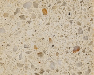 un gros plan d’une surface en marbre avec de petits rochers