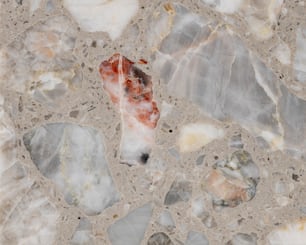 un morceau de marbre rouge et blanc posé sur un sol