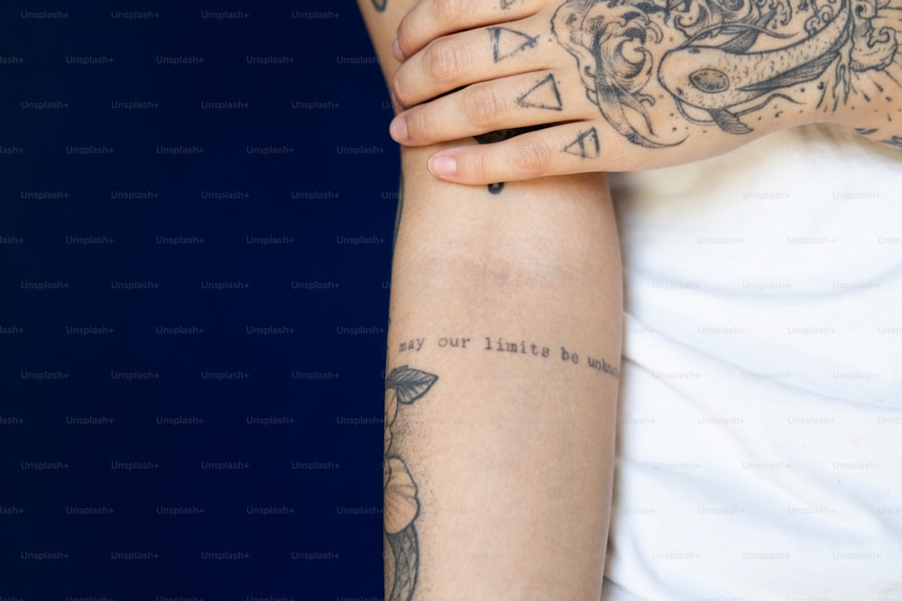 eine Frau mit einem Tattoo auf dem Arm