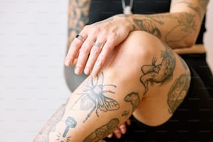 uma mulher com uma tatuagem no braço