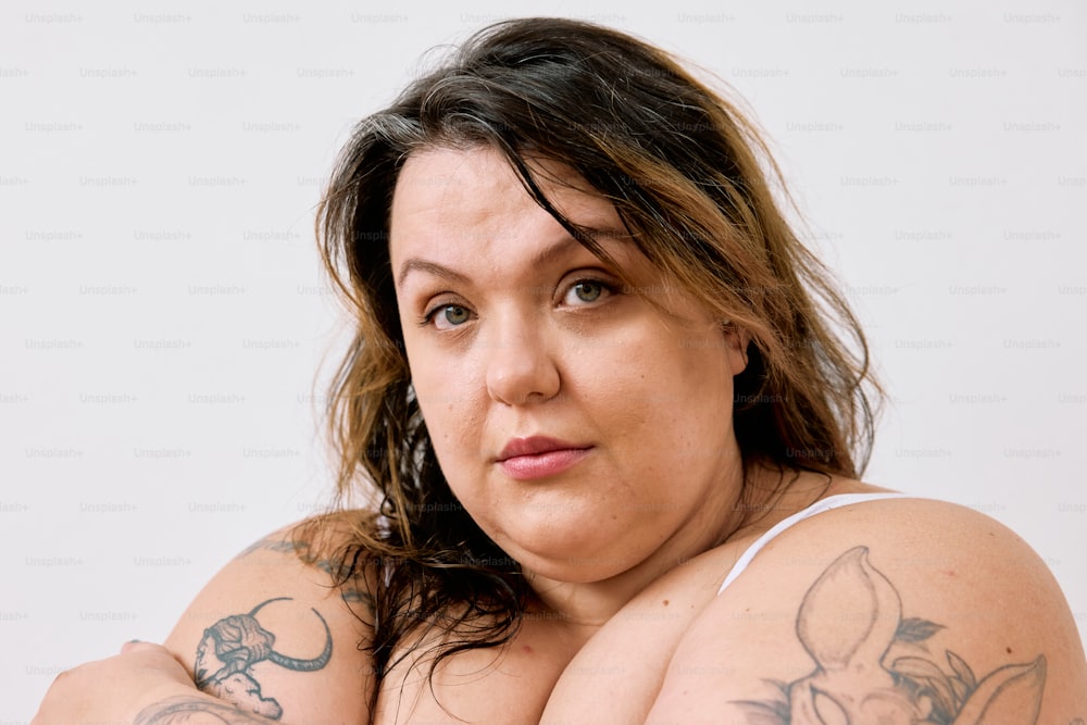 una donna con un tatuaggio sul braccio