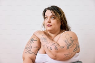 una mujer con muchos tatuajes en los brazos