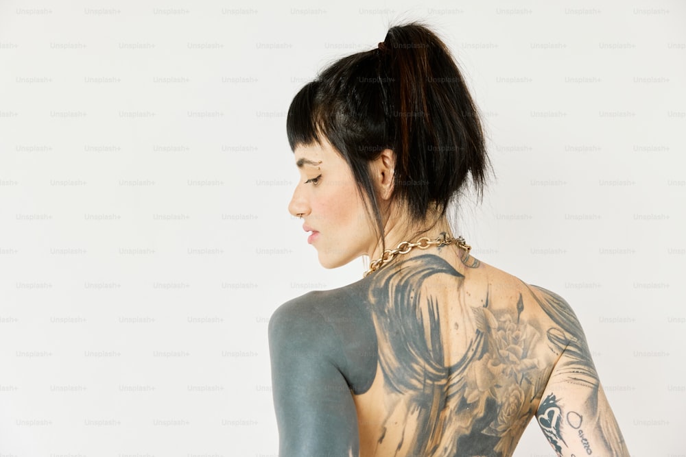 una donna con un sacco di tatuaggi sulla schiena