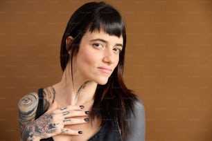 Eine Frau mit einem Tattoo auf dem Arm posiert für ein Foto