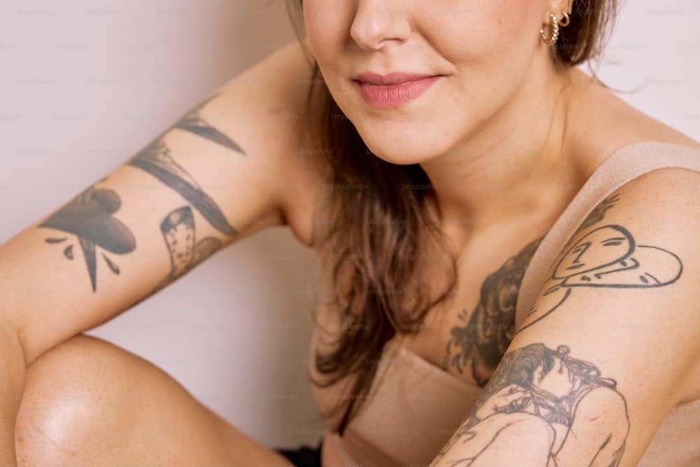Una mujer con un tatuaje en el brazo