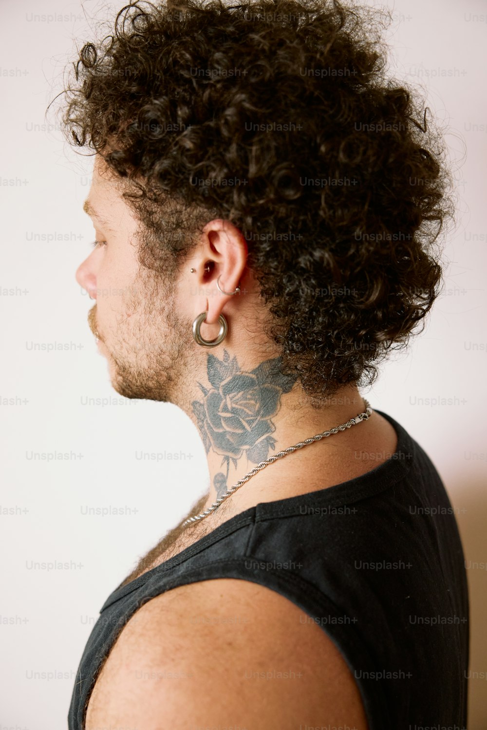 un homme avec un tatouage sur le cou