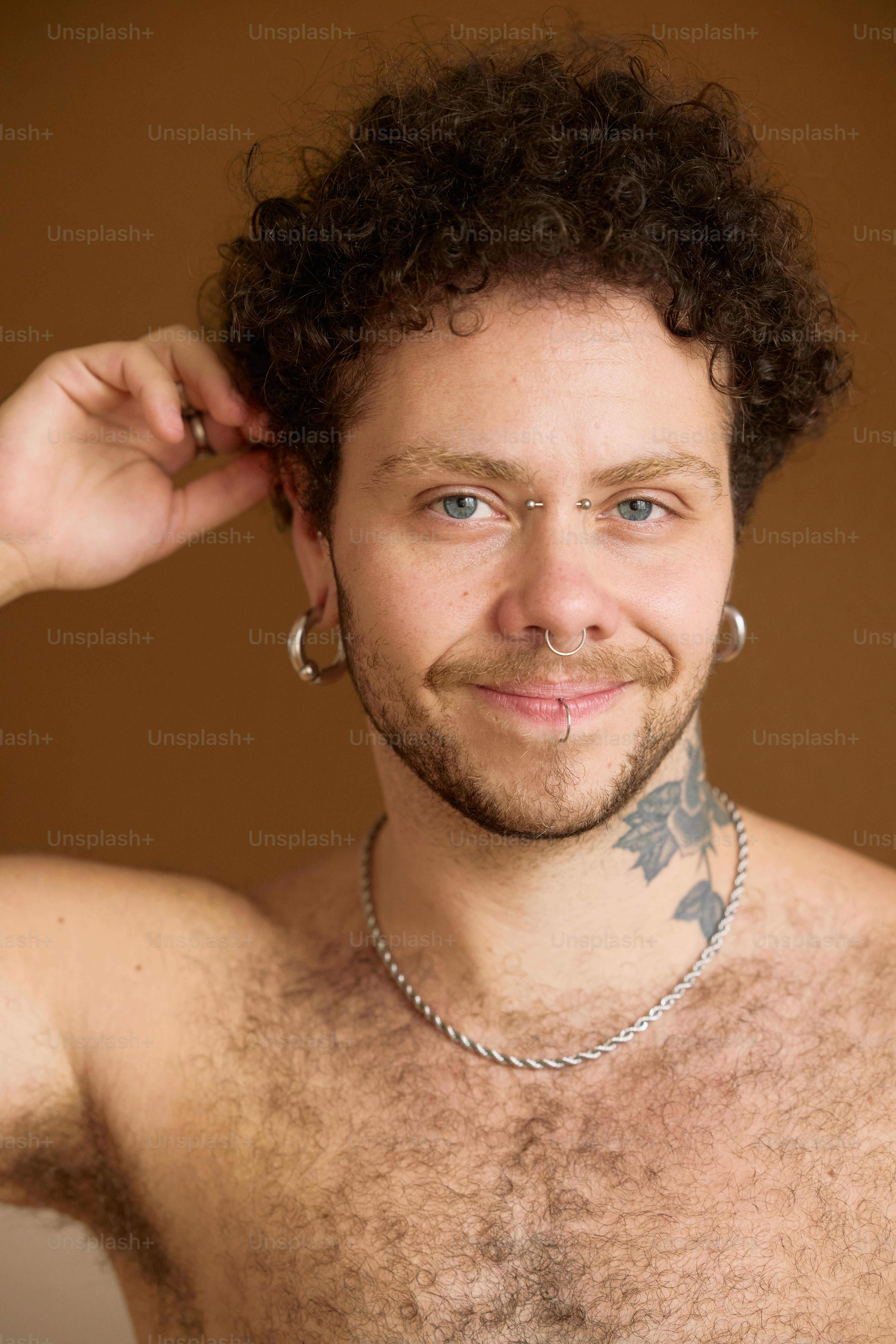 Um homem sem camisa com tatuagens no peito foto – Imagem sobre Sorridente  na Unsplash, image size:3000x4498