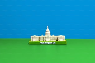 Um modelo da Casa Branca em uma superfície verde