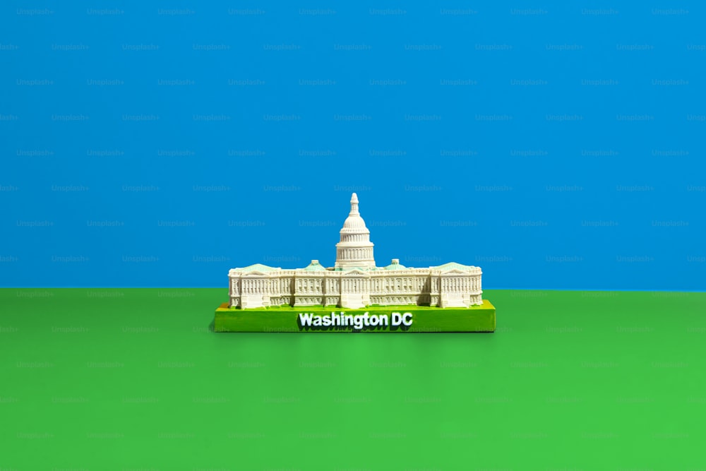Ein Modell des Weißen Hauses auf einer grünen Fläche