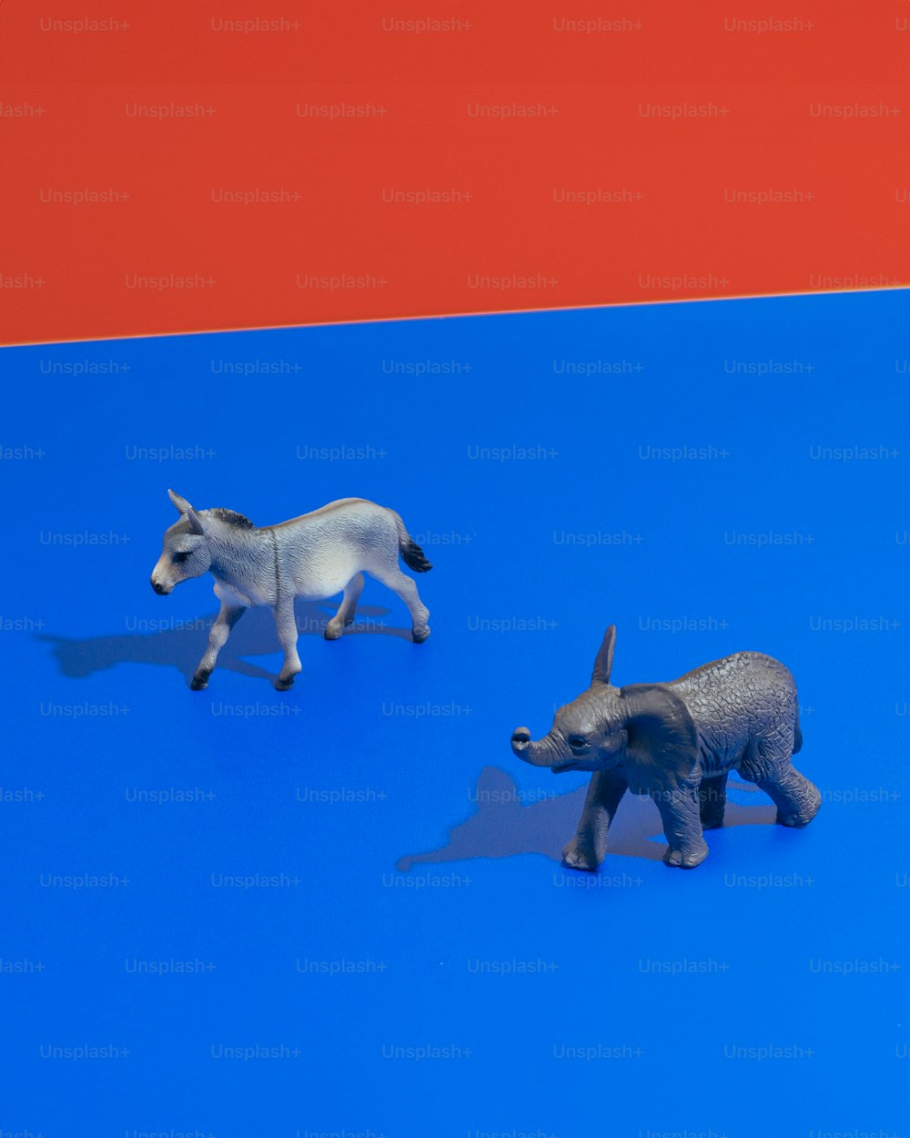 um par de animais de brinquedo em uma superfície azul