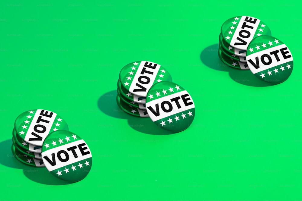 drei grüne Knöpfe mit der Aufschrift "Abstimmung"