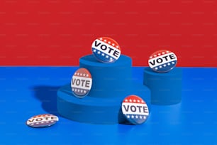um grupo de botões políticos sentados em cima de um pedestal azul