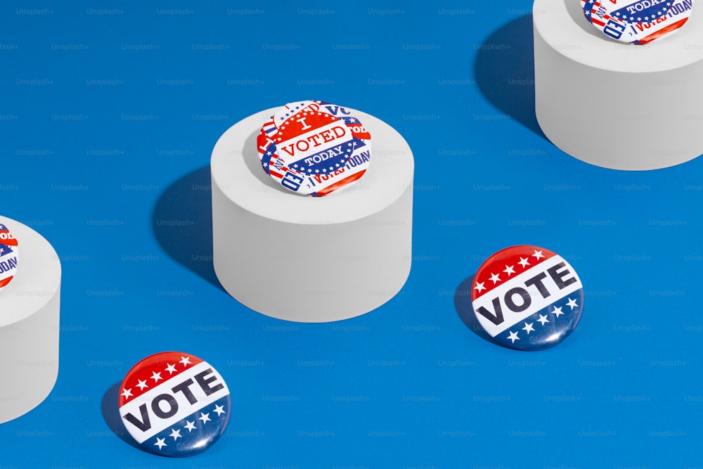 un grupo de botones políticos sentados sobre una superficie azul