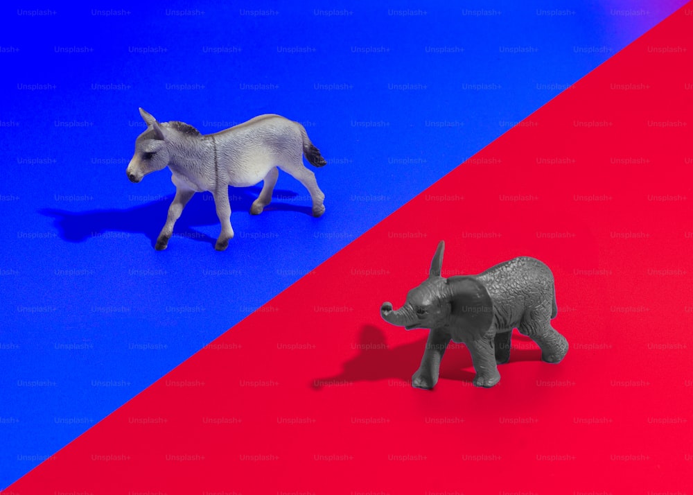 Dos animales de juguete sobre un fondo rojo y azul