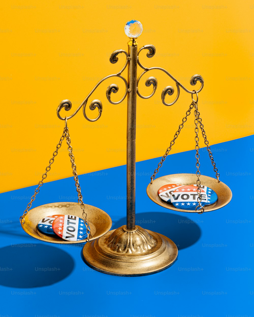 Una balanza dorada con el logotipo de Pepsi