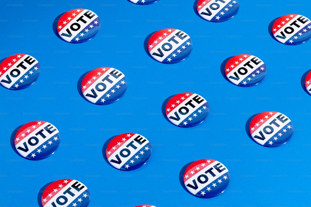 um grupo de botões políticos em um fundo azul