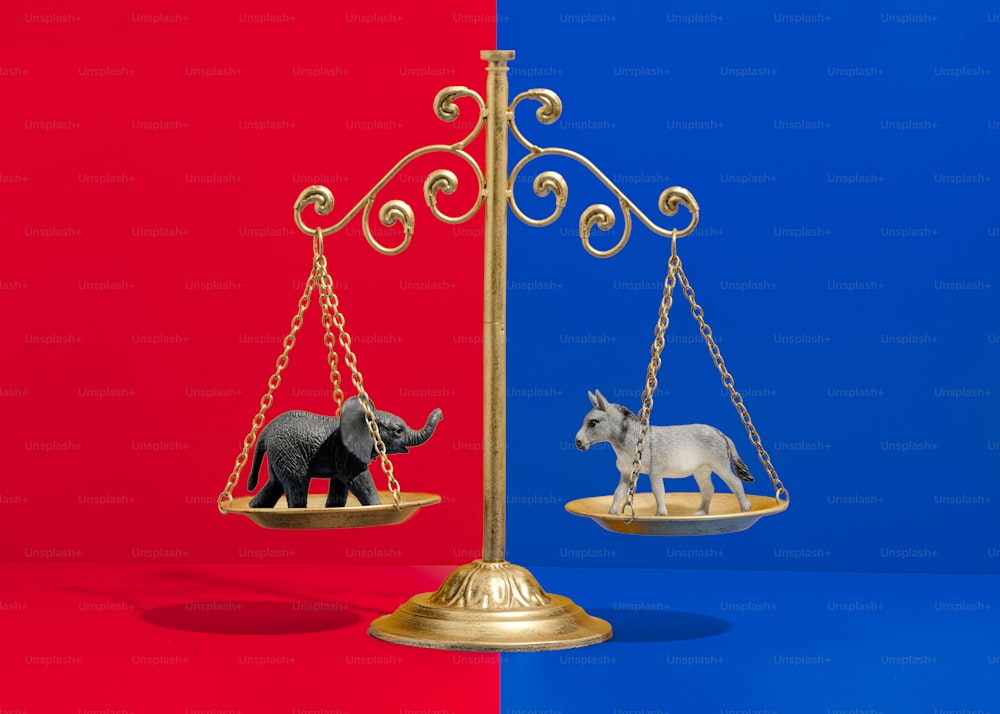 une statue d’un éléphant et d’un rhinocéros sur une échelle