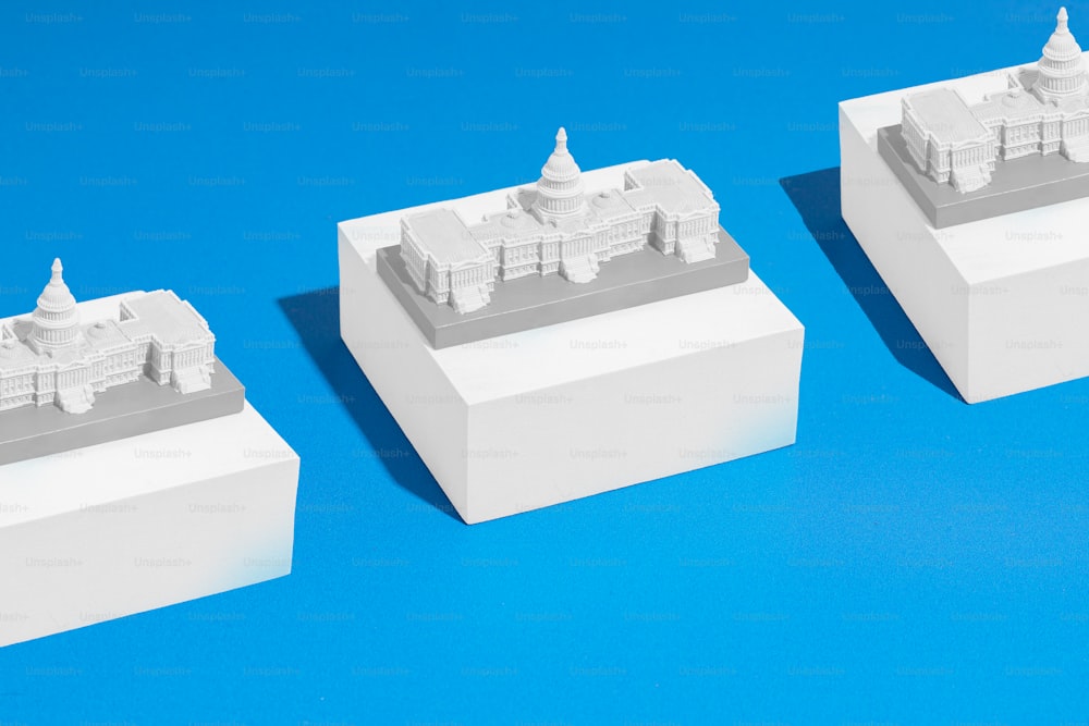 Tre modelli di un edificio su sfondo blu