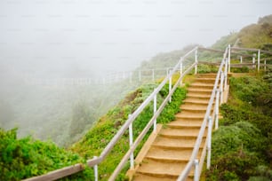 una rampa di scale che porta in cima a una collina