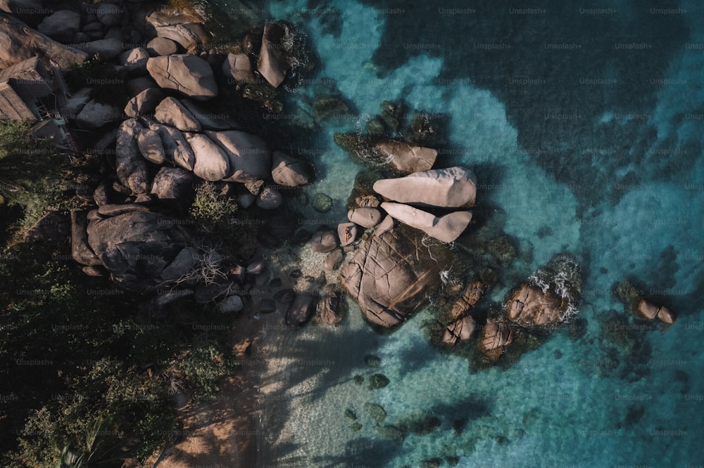 une vue aérienne d’une plage avec des rochers et de l’eau