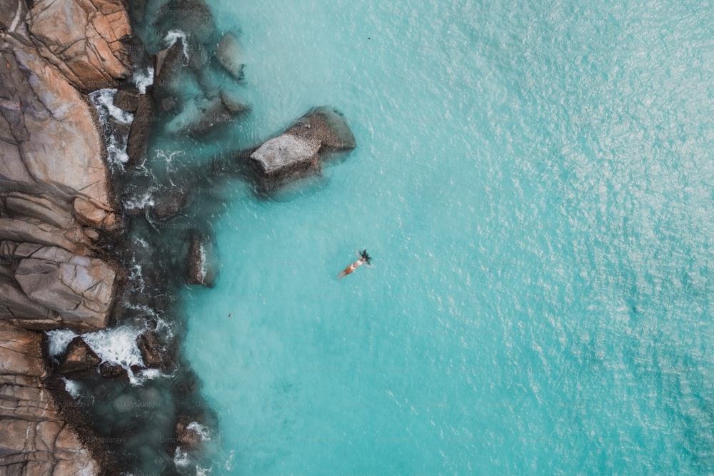 Eine Luftaufnahme einer Person, die im Meer schwimmt